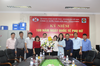 Lãnh đạo Công ty tặng hoa, chúc mừng Ban Nữ công Công ty Nhân ngày quốc tế phụ nữ 8/3