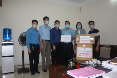 CÔNG ĐOÀN THAN KHOÁNG SẢN VIỆT NAM TẶNG KHẨU TRANG, DUNG DỊCH SÁT KHUẨN, KIỂM TRA CÔNG TÁC PHÒNG, CHỐNG DỊCH COVID-19 CHO NGƯỜI LAO ĐỘNG TẠI CÔNG TY TUYỂN THAN HÒN GAI- VINACOMIN.