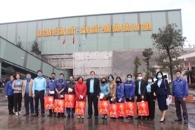 CÔNG ĐOÀN CÔNG TY PHỐI HỢP CÙNG CHUYÊN MÔN CÔNG TY TUYỂN THAN HÒN GAI TỔ CHỨC THĂM HỎI, TẶNG QUÀ CHO CBCNV CÓ HOÀN CẢNH KHÓ KHĂN, CON EM CÔNG NHÂN THUỘC CHẾ ĐỘ CHÍNH SÁCH NHÂN DỊP TẾT NGUYÊN ĐÁN 2021