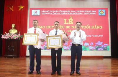 ĐẢNG BỘ TUYỂN THAN HÒN GAI LONG TRỌNG TỔ CHỨC LỄ TRAO HUY HIỆU 30 NĂM TUỔI ĐẢNG