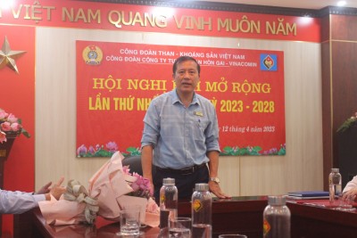 Đồng chí Bùi Hữu Lý - Chủ tịch Công đoàn Công ty chủ trì Hội nghị