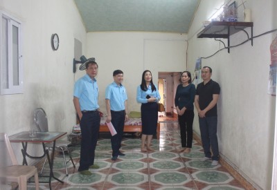 Đ/c Bùi Hữu Lý - Chủ tịch Công đoàn Công ty, cùng đoàn khảo sát tại nhà ở của chị Đỗ Thị Kim Ngân - PX Cảng NCT