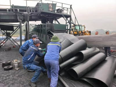 Lực lượng thanh niên Chi đoàn kho cảng Làng khánh 1 tham ra kéo dây băng tải BTK6