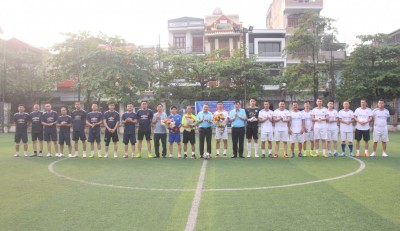 Đại diện các đồng chí lãnh đạo của 02 đơn vị lên tặng hoa chúc mừng