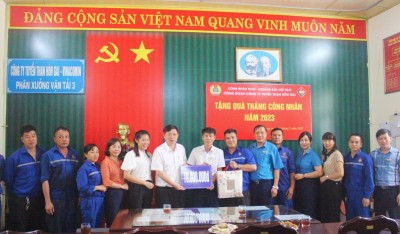 Đ/c Giám đốc, Chủ tịch Công đoàn Công ty tặng quà cho CNVC-LĐ Phân xưởng Vận tải 3