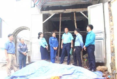 Đoàn nghiệm thu công trình nhà chị Đỗ Thị Kim Ngân - Công nhân Phân xưởng Cảng Nam Cầu Trắng 