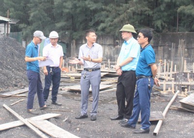 Đồng chí Giám đốc Công ty kiểm tra tiến độ thi công Công trình Nhà văn phòng làm việc Phân xưởng Làng khánh 1