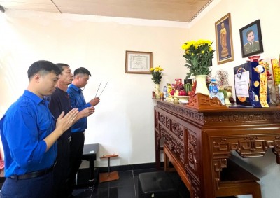 Đoàn Thanh niên Tuyển than Hòn Gai đến thăm, tặng quà các gia đình chính sách, thương binh, liệt sỹ nhân ngày 27/7