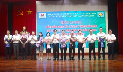 Các đồng chí Lãnh đạo Công ty trao thưởng cho đại diện 08 tập thể xuất sắc trong Công tác ATVSLĐ