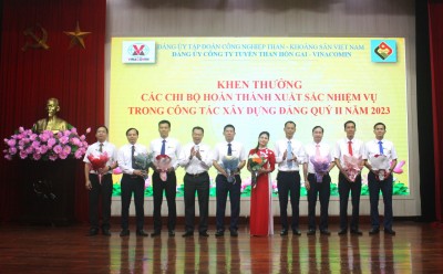 Đảng ủy Công ty trao thưởng cho 08 tập thể Chi bộ hoàn thành xuất sắc nhiệm vụ quý II năm 2023