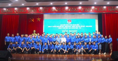 các đồng chí Lãnh đạo đại biểu chụp ảnh lưu niệm cùng với đoàn viên thanh niên