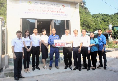 Bí thư Đảng ủy, Giám đốc Công ty trao tiền hộ trợ cho gia đình anh Đinh Minh Huy - Công nhân Phân xưởng Kho Cảng Làng Khánh 2