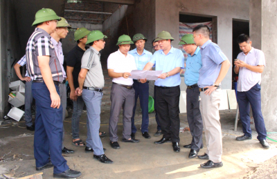 Các đồng chí lãnh đạo Công ty nghe đơn vị thi công báo cáo tiến độ thi công dự án