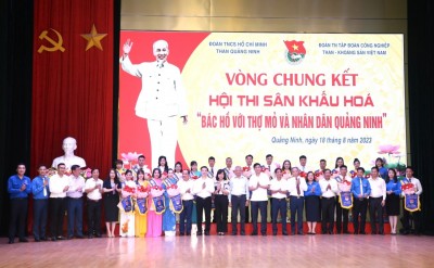 Các đồng chí Lãnh đạo tặng hoa, cờ lưu niệm cho các đơn vị về dự thi