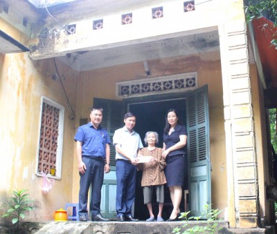 Lãnh đạo Công ty trao tiền hỗ trợ cho mẹ đẻ chị Hoàng Thị Cúc, nạn nhân của chất độc da cam/dioxin