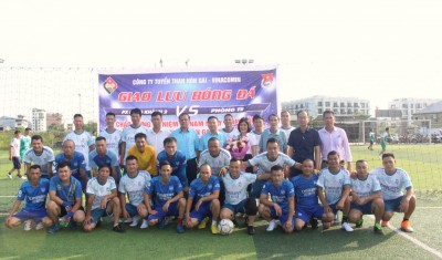 Các đồng chí Lãnh đạo Công ty và đơn vị chụp ảnh cùng 2 đội bóng