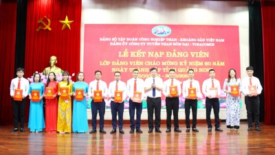 Đảng uỷ Công ty Tuyển than Hòn Gai kết nạp 13 đảng viên mới