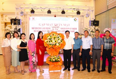 Ban lãnh đạo Công ty tặng hoa chức mừng