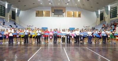 Các đồng chí đại biểu và Lãnh đạo Công ty tặng hoa chúc mừng các đội