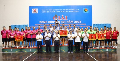 Ban lãnh đạo Công ty trao thưởng cho các đơn vị đạt giải Nhất, Nhì, Ba