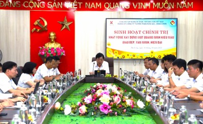 Đồng chí Phạm Hồng Thanh - Bí thư Đảng uỷ, Giám đốc Công ty chủ trì hội nghị