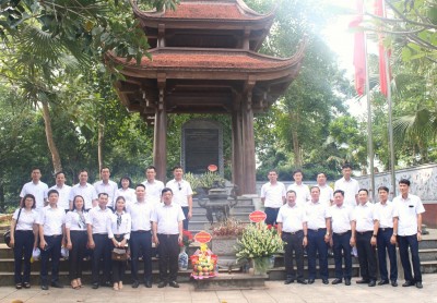 Đoàn công tác dâng hương tại Nhà bia di tích địa điểm thành lập Ban Kiểm tra Trung ương tại xã Điềm Mặc