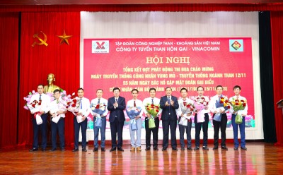 Ban lãnh đạo Công ty trao thưởng cho các tập thể tiêu biểu