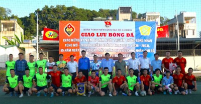 Lãnh đạo hai đơn vị chụp ảnh cùng các vận động viên