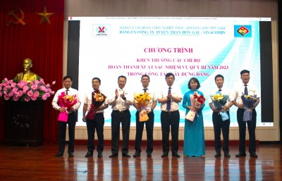 Đ/c Đinh Thanh Tùng - Bí thư Chi bộ, Quản đốc PX nhận thưởng Chi bộ HTXS nhiệm vụ