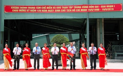 Các đại biểu cắt băng khánh thành Trung tâm Chế biến và Kho than tập trung vùng Hòn Gai giai đoạn I