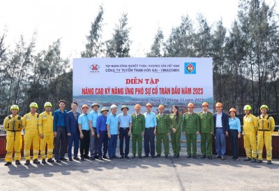 Các đồng chí đại biểu và ban lãnh đạo đơn vị về dự buổi diễn tập