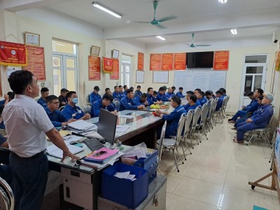 Đ/c Quản đốc Phân xưởng triển khai các kế hoạch phổ biến giáo dục pháp luật tới CNLĐ