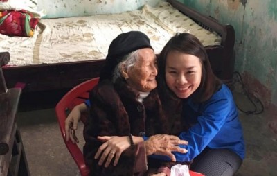 Hình ảnh chị Đoàn Thị Thu Hoà trong một lần đi thiện nguyện