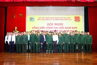 Ban lãnh đạo Công ty và các đại biểu chụp ảnh lưu niệm cùng các hội viên