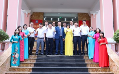 Các đại biểu chụp ảnh lưu niệm tại văn phòng Công ty