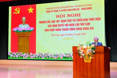 Giáo sư, TS. Tạ Ngọc Tấn - Nguyên Ủy viên BCH Trung ương Đảng, Phó Chủ tịch Thường trực Hội đồng Lý luận Trung ương, Nguyên Giám đốc Học viện Chính trị quốc gia Hồ Chí Minh, Nguyên Giám đốc Học viện Báo chí và Tuyên truyền, truyền giảng các chuyên đề nghị