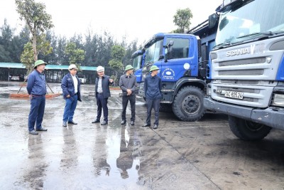 Đoàn kiểm tra các thiết bị tại Phân xưởng Vận tải ô tô số 2