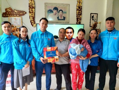 Thăm tặng qùa cho gia đình công nhân thuộc diện chính sách