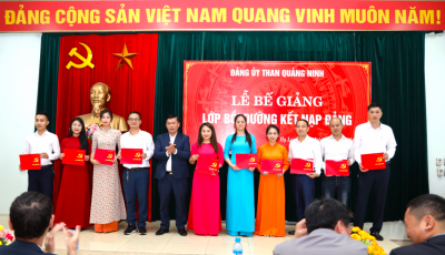 Các học viên được trao Giấy chứng nhận hoàn thành chương trình