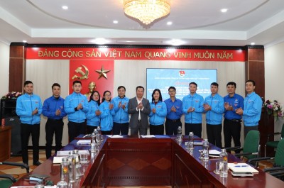 Đồng chí Phó bí thư Đảng uỷ Công ty và các cán bộ ĐVTN tham gia hội nghị