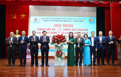 Các đồng chí lãnh đạo Công ty tặng hoa chức mừng