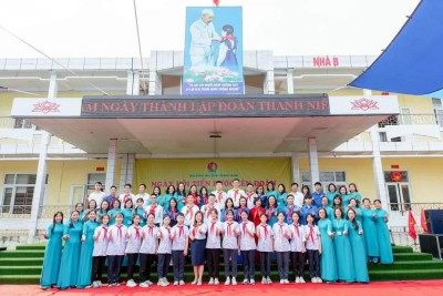 Các đại biểu chụp ảnh lưu niệm cùng các em học sinh