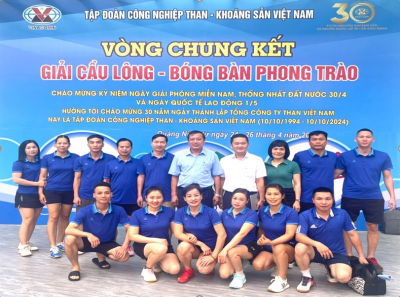 Các đồng chí Lãnh đạo Công ty đến chúc mừng động viên, chụp ảnh lưu niệm cùng với các VĐV