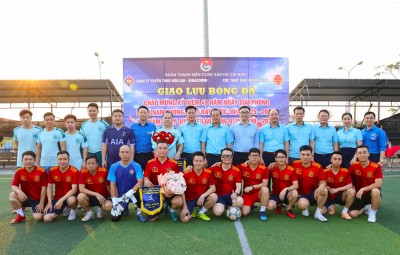 Ảnh: Các đ/c Lãnh đạo hai đơn vị chụp ảnh lưu niệm cùng các cầu thủ