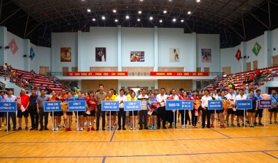 Ban tổ chức tặng hoa chúc mừng cho các đơn vị tham gia giải