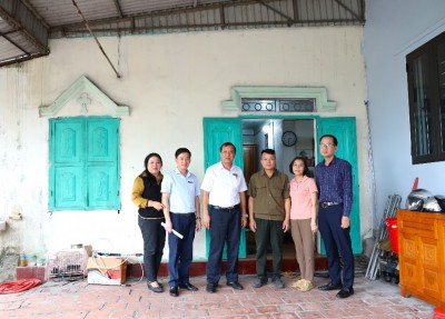 Đ/c Bùi Hữu Lý - Chủ tịch Công đoàn Công ty, cùng đoàn khảo sát tại nhà của chị Nguyễn Thị Mai Liên - PX Làng khánh 2