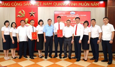 Các đồng chí lãnh đạo Đảng ủy Công ty chụp ảnh lưu niệm cùng Chi bộ văn phòng