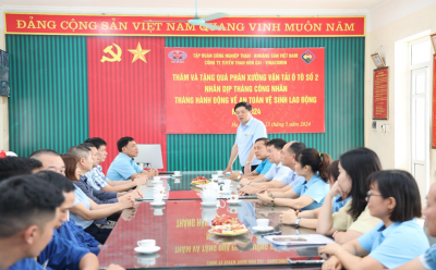 Đ/c Phạm Hồng Thanh - Bí thư Đảng ủy, Giám đốc Công ty phát biểu tại buổi trao quà.