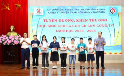 Ban Lãnh đạo Công ty trao quà cho Con học sinh giỏi