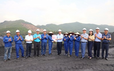 Thăm và tặng quà cho CBCNV Tổ kho - Phân xưởng Kho cảng Làng Khánh 2